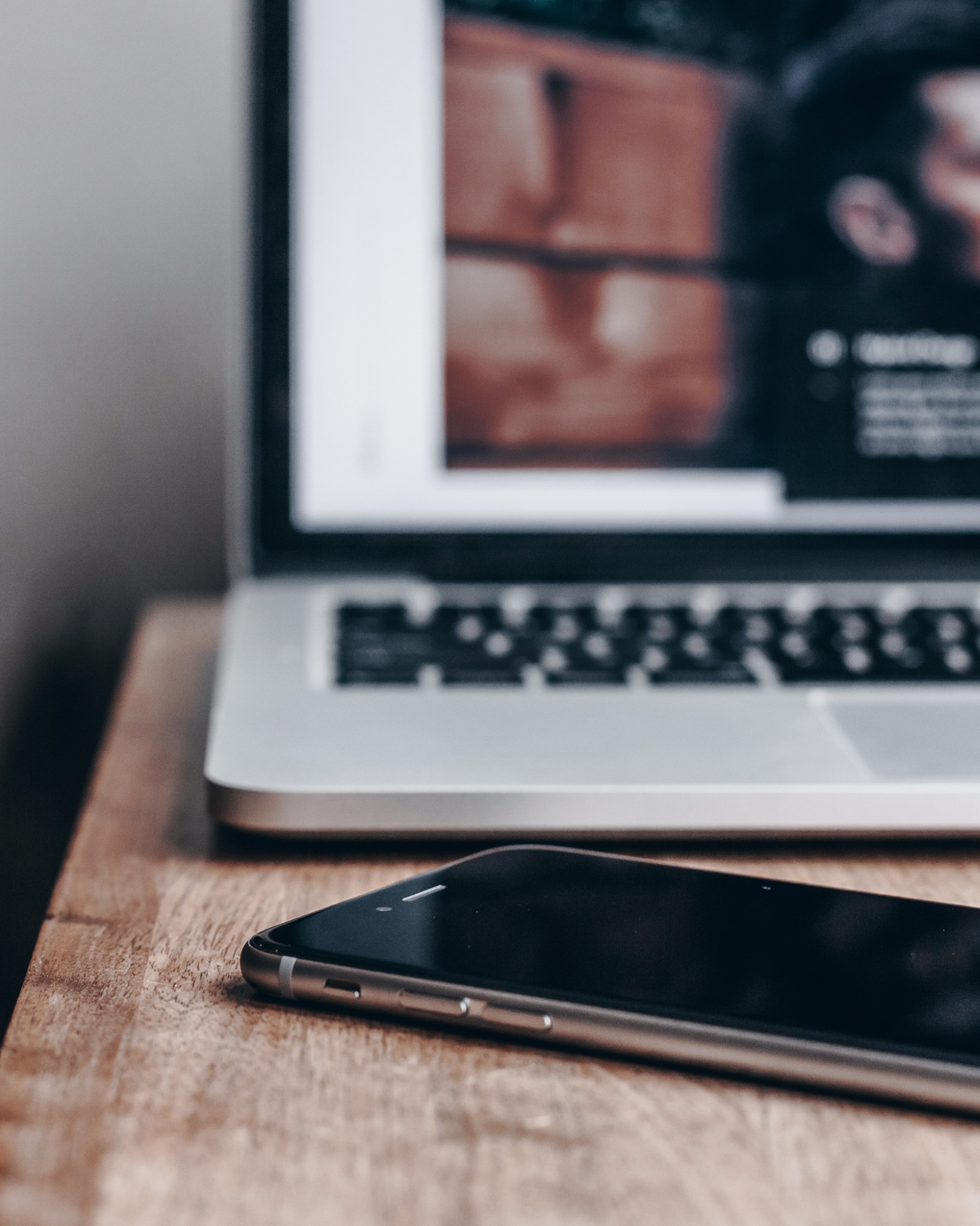 ordinateur et smartphone pour site web adaptatif