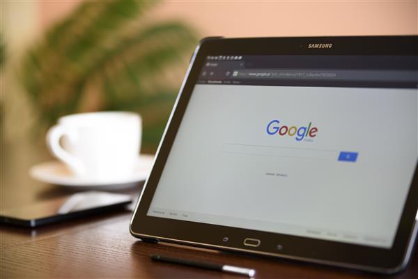 Tablette avec page internet sur le moteur de recherche Google